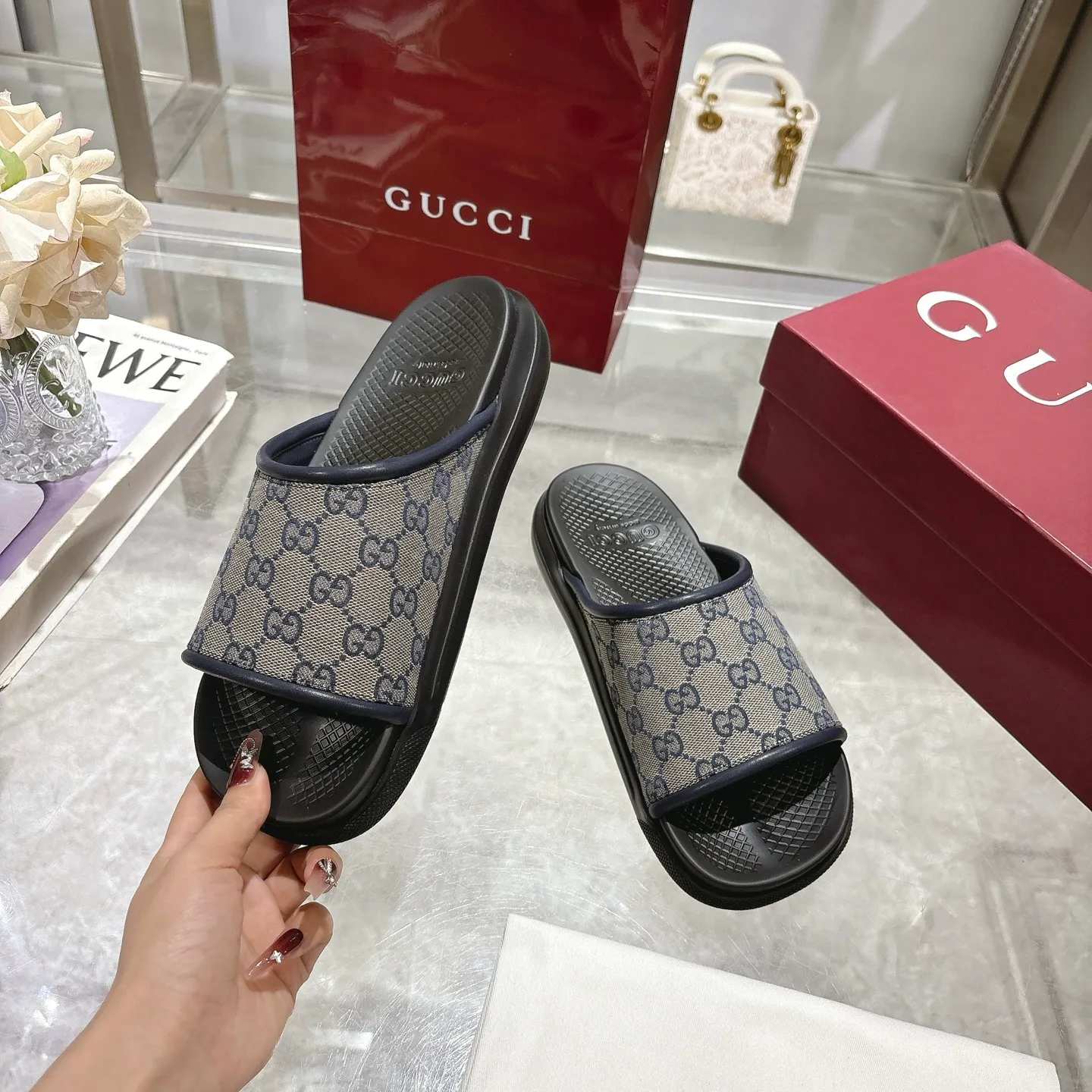 p400🐮🐮New summer men's slip-on slippers. Inspired by the summer spirit and beach clubs of the Italian coast, this piece is part of Gucci Lido. The Pre-Fall collection reinterprets the brand's signature elements and sophisticated patterns in a contemporary way. Made from black rubber, these flat sandals feature a slip-on design that reinterprets the brand's distinctive green and red web design. GG Classic Upper Men's Molded Rubber Footbed Gucci Logo Flat Made in Italy Size: Men's 40 to 47,